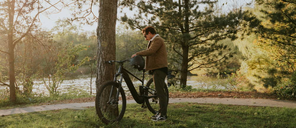 A man standing by a Giant MTB