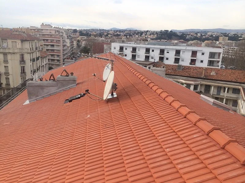 Rénovation de la toiture d’un immeuble à Nice en tuiles de Marseille — CEG TOITURE, couvreur à Nice