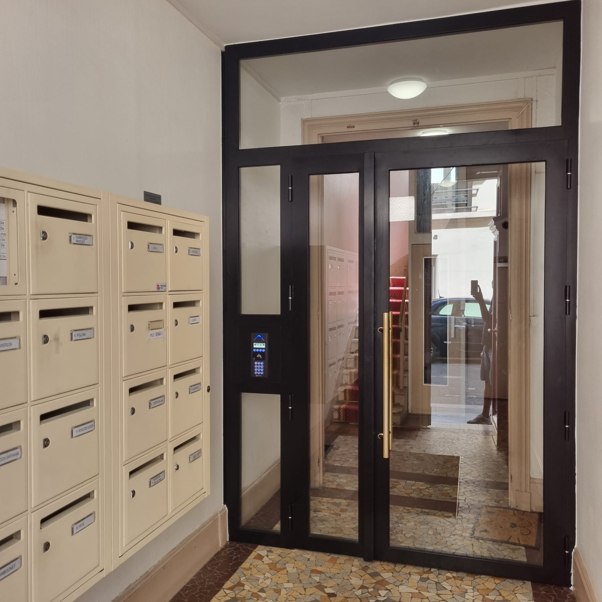 Porte de sas et platine d'interphone