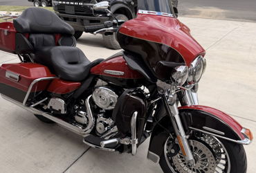 2011 HARLEY-DAVIDSON FLHTK ELECTRA GLIDE ULTRA LTD (TWO-TONE) motorcycle for rent near Bend, OR
