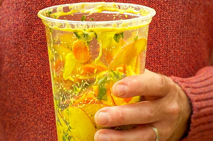 Salade de pomme et de carotte au cari à secouer (<i>shaking salad</i>)