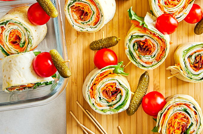 Bouchées de <i>wraps</i> à la dinde, au bacon et au fromage à la crème