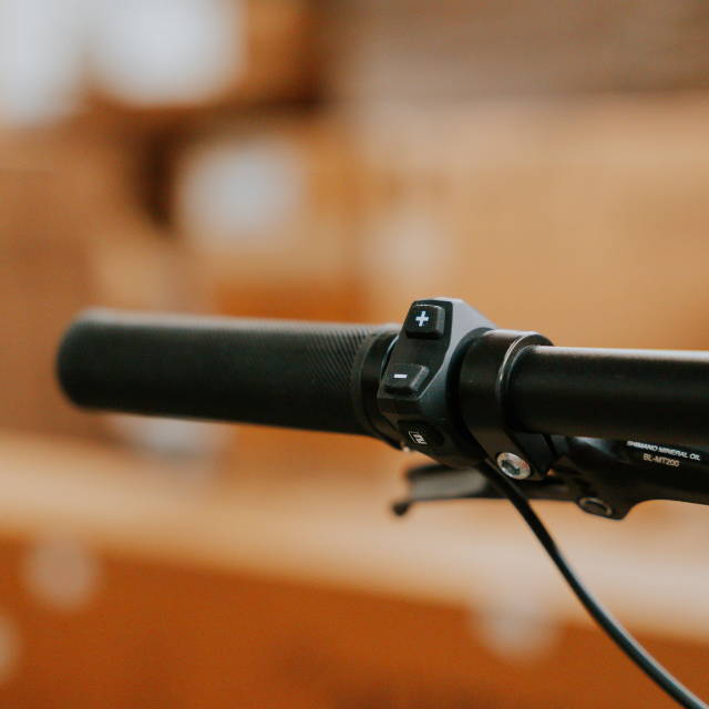 E-bike handlebars and controller
