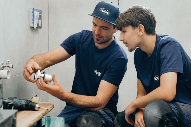 Sanitärfachkräfte der Firma Epple bei der Umsetzung eines Badezimmers