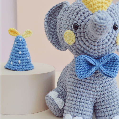 Het patroon voor het haak speelgoed van Yarn's Little Elephant Amigurumi.