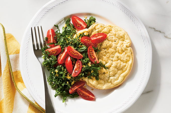 Omelettes aux blancs d’œufs et salade de kale