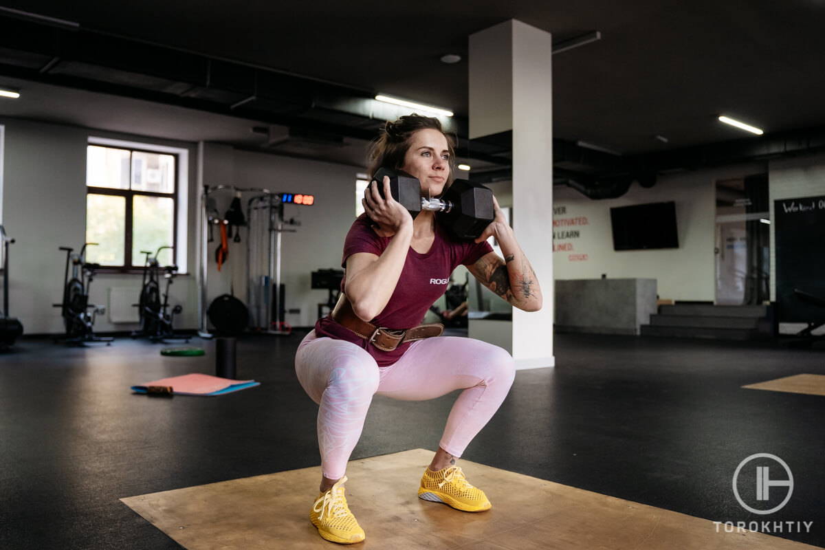 squatiing with dumbbells squatiing with dumbbells