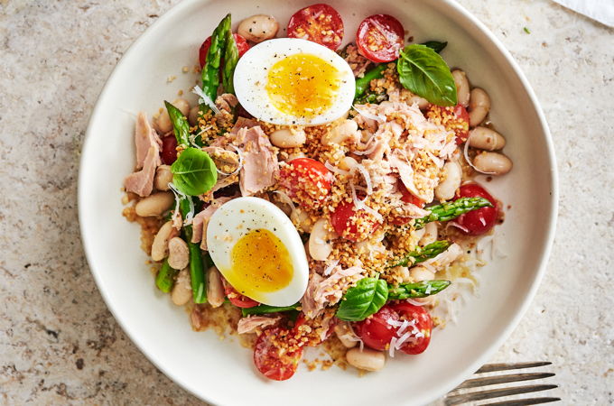 Salade croustillante aux asperges, au thon et aux oeufs