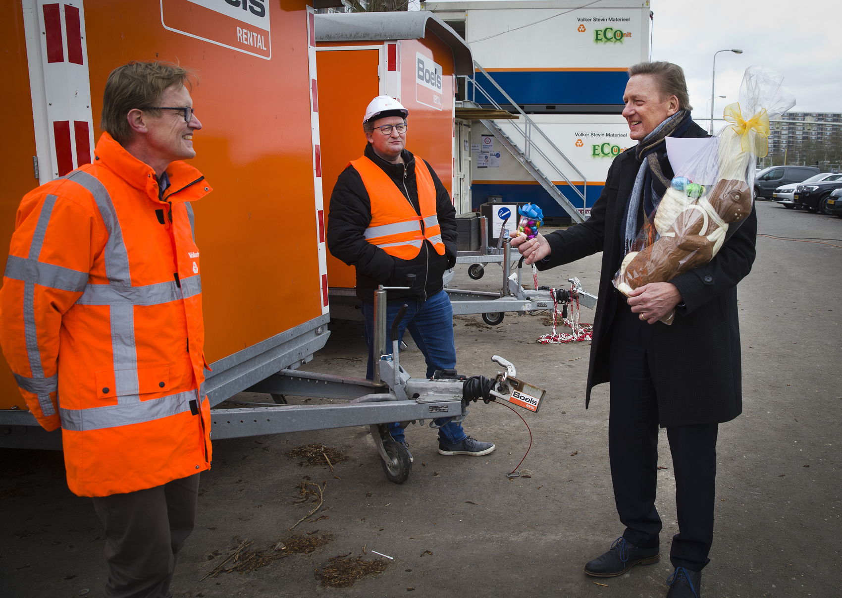 Van links naar rechts: projectdirecteur Infra van VolkerWessels Aart Veldhuis, projectmanager Amstelveenlijn Carl Riechelman van de gemeente en wethouder Rob Ellermeijer: "Tijd om de medewerkers in het zonnetje te zetten." Van links naar rechts: projectdirecteur Infra van VolkerWessels Aart Veldhuis, projectmanager Amstelveenlijn Carl Riechelman van de gemeente en wethouder Rob Ellermeijer: "Tijd om de medewerkers in het zonnetje te zetten."