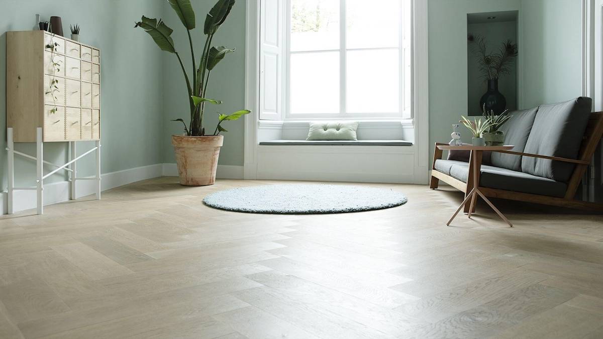 Houten visgraat vloer van Uipkes, in kleur Fris Wit