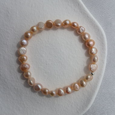 Bracelet made of freshwater pearls