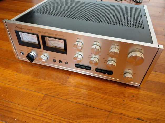 Accuphase E-202 Stereo Integrated Amplifier  with Phono...