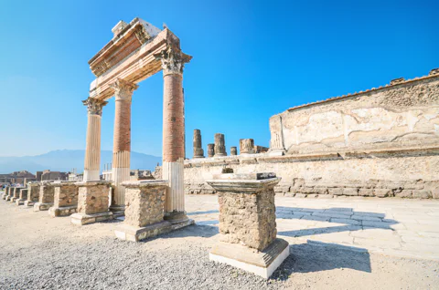 From Rome: Day Trip to Pompeii with Lunch and Guide