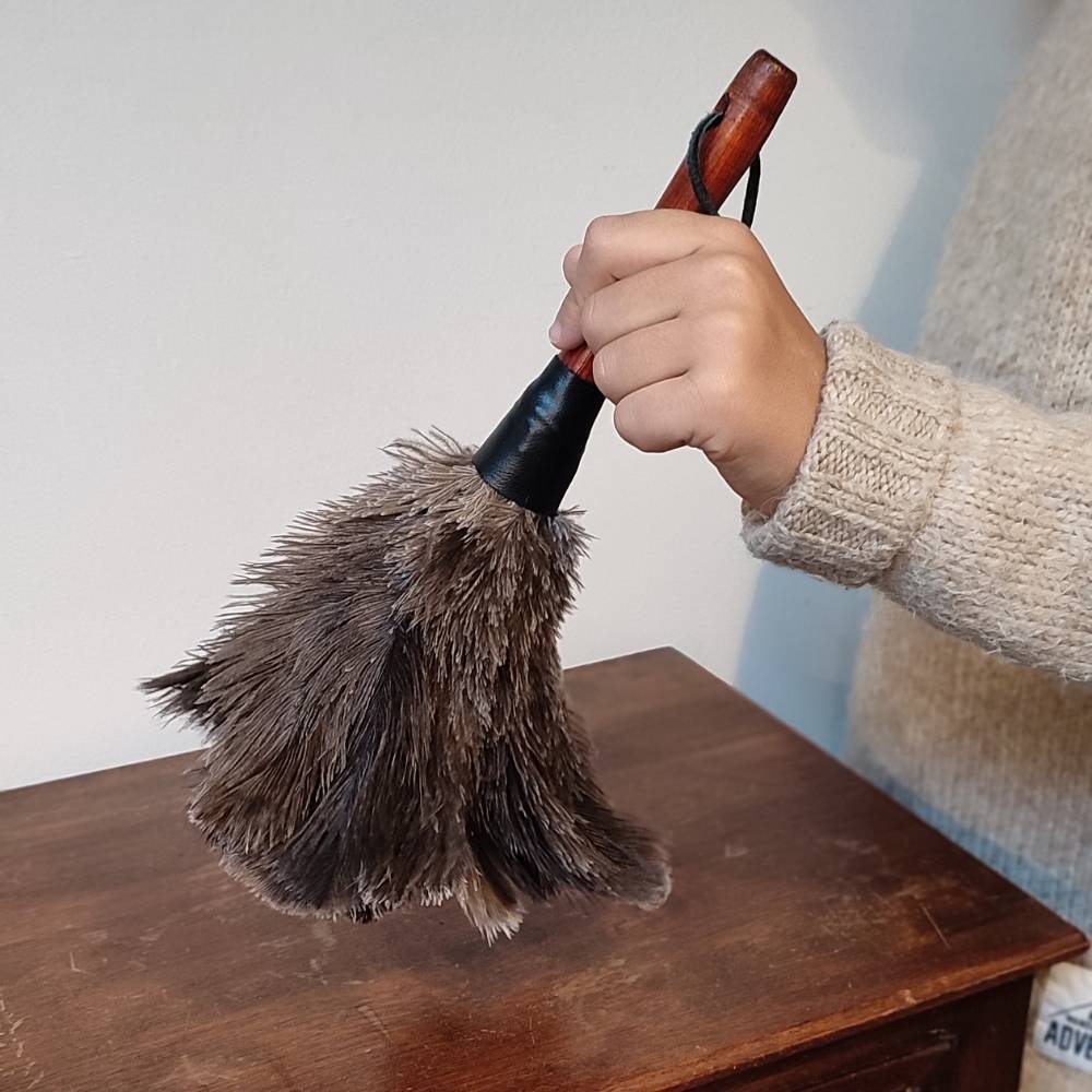 Un petit garçon utilise des couverts enfant pour dresser le couvert