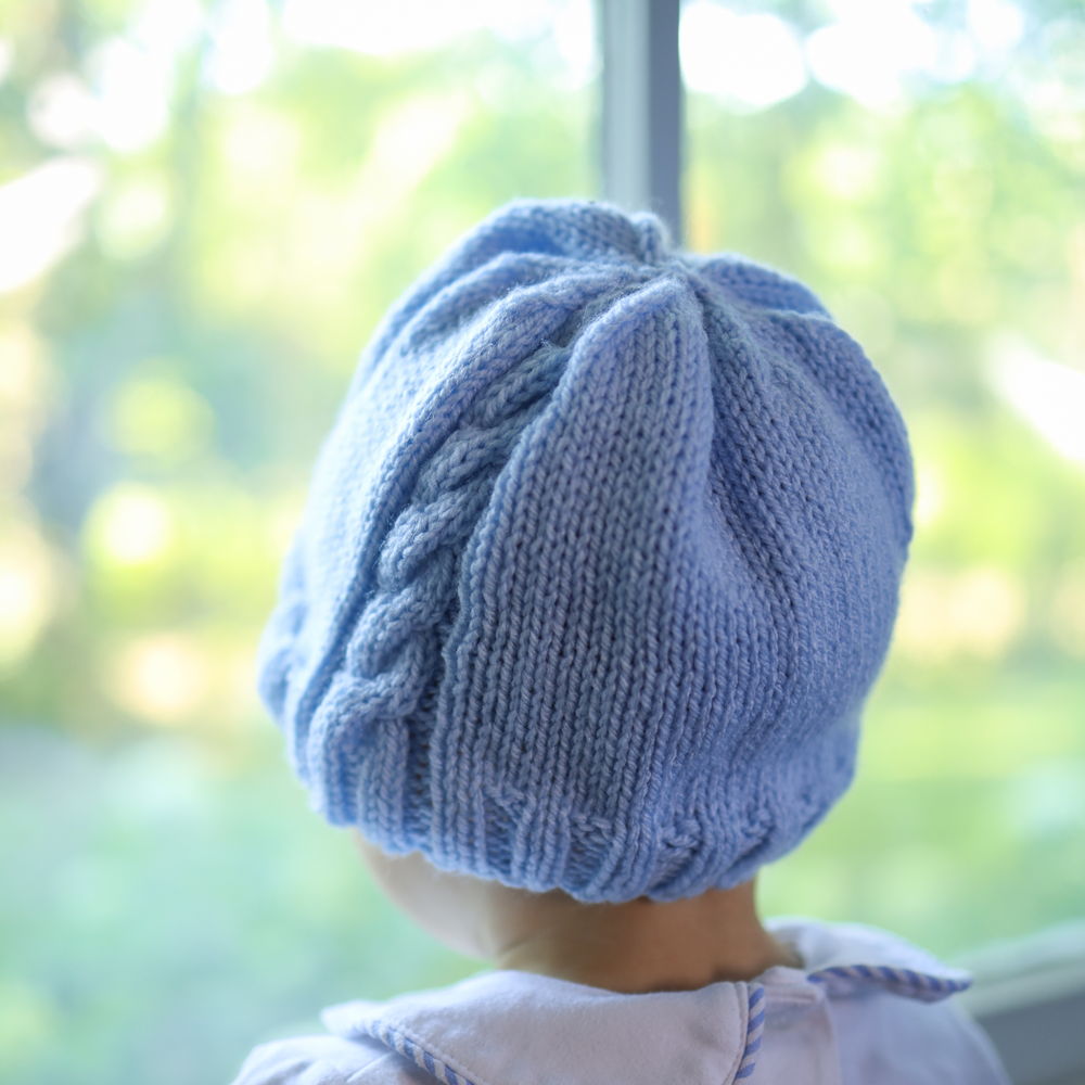 Kleine jongen blauwe babymutsje