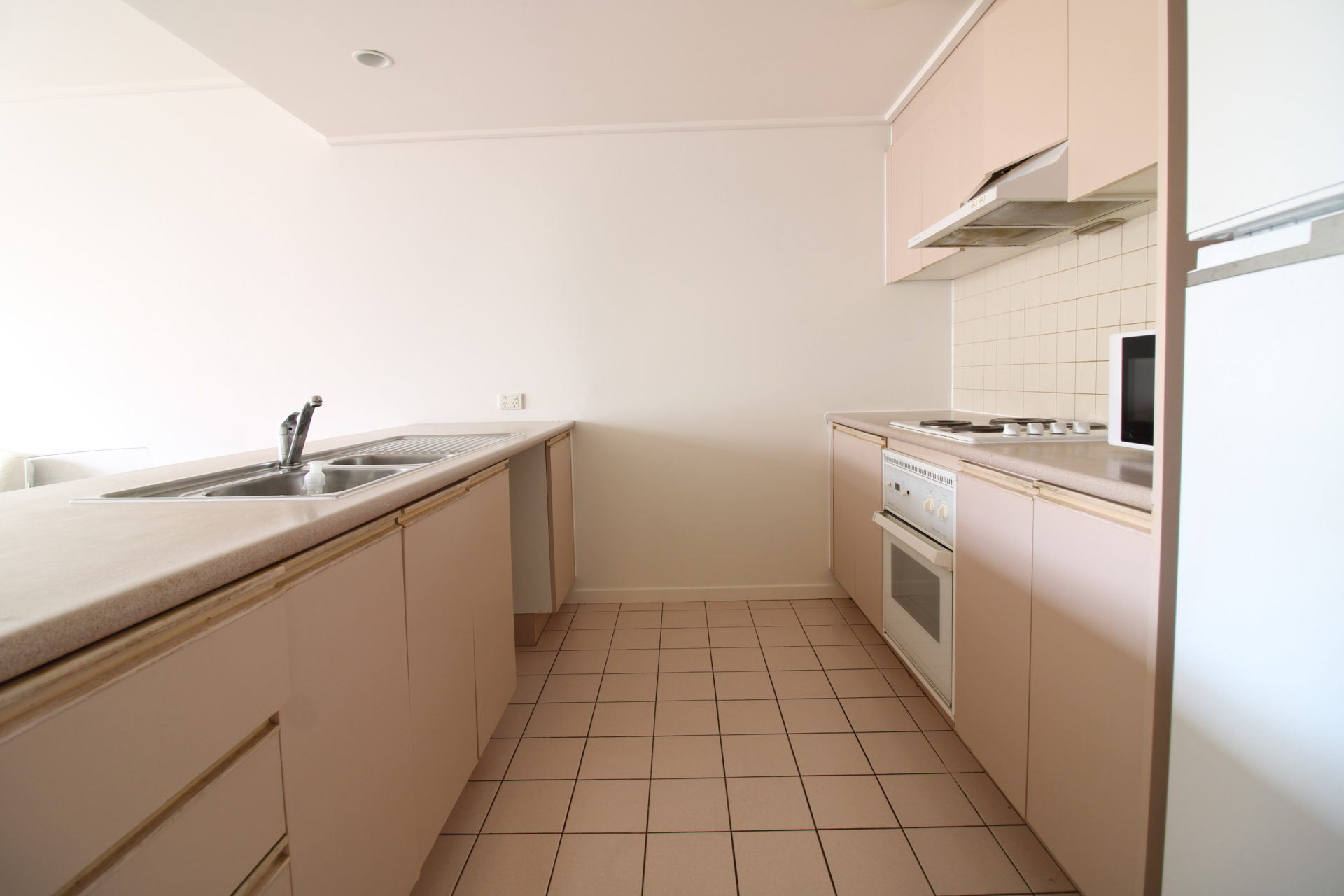 FOR LEASE Spacious & Recently Repainted 2-Bedroom in Stunning Garden Setting - Image 5