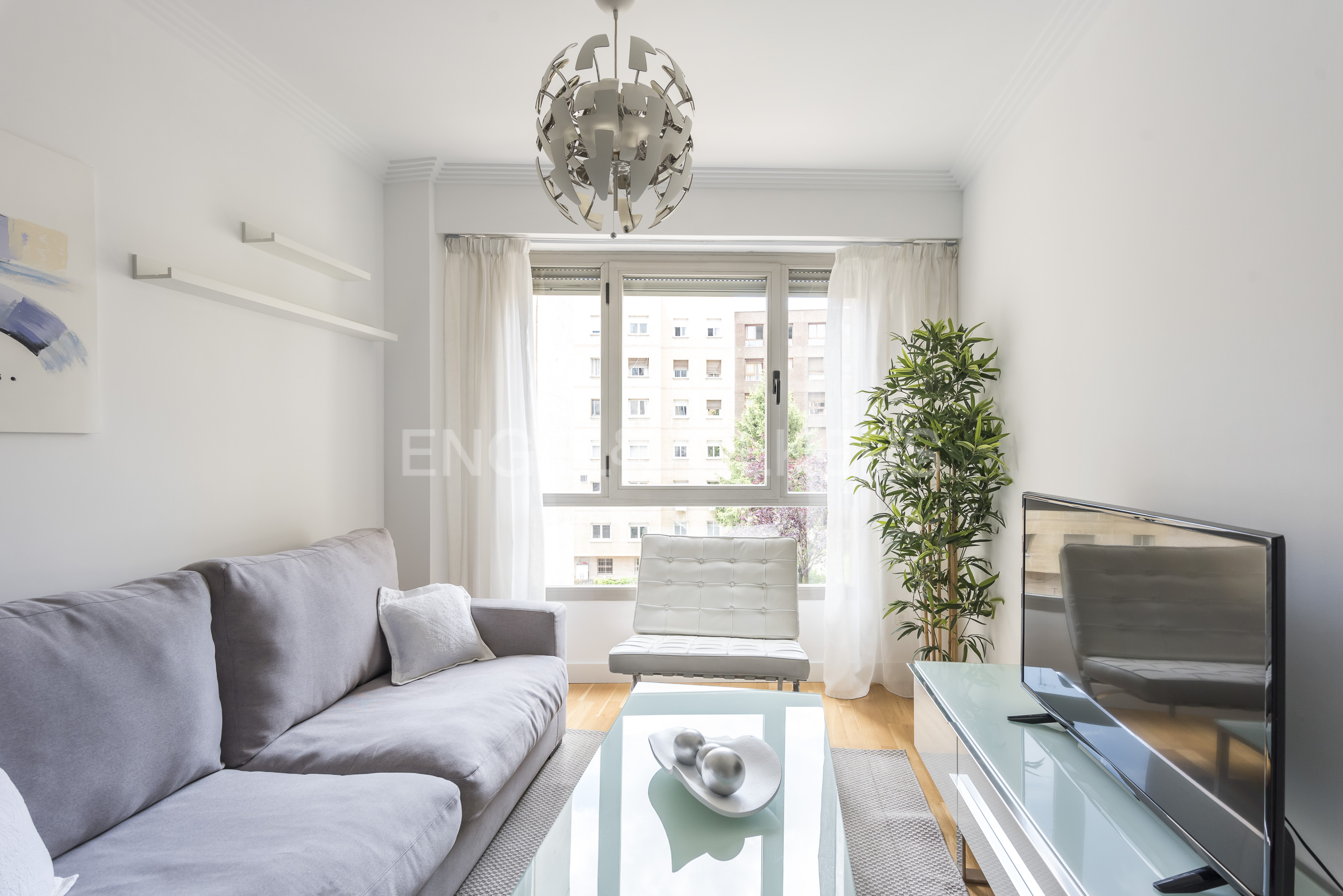 Very bright and welcoming, unbeatable location, furnished, recently renovated, practical for couples or single occupants - Image 4