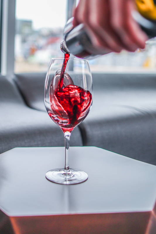 service vin rouge en bouteille