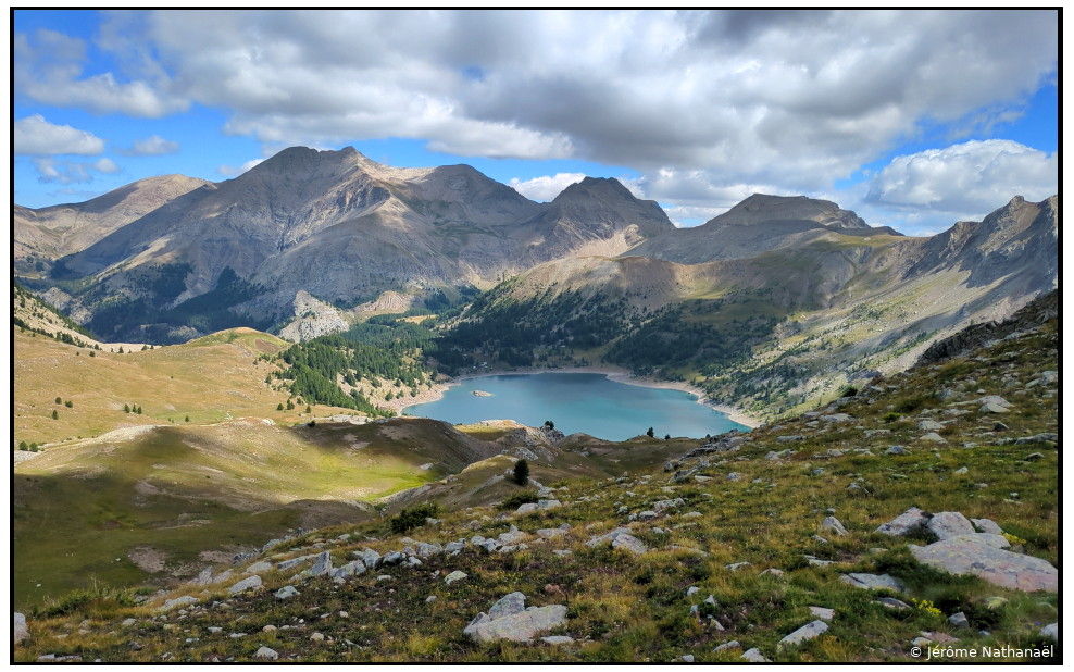 Vue sur le lac d'Allos depuis le col de l'Encombrette