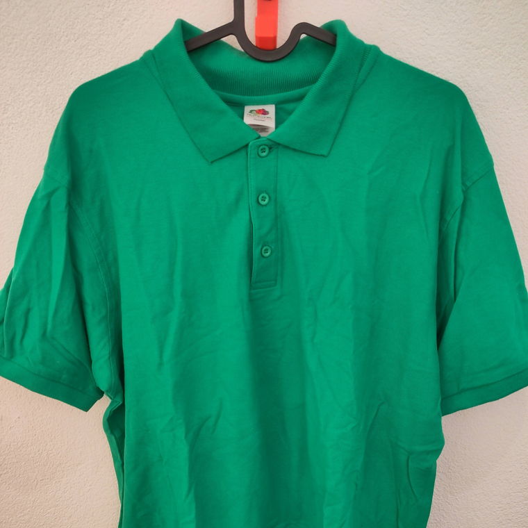 Grünes Polo Shirt