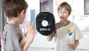 ewto wingtsun kinder üben schlagen