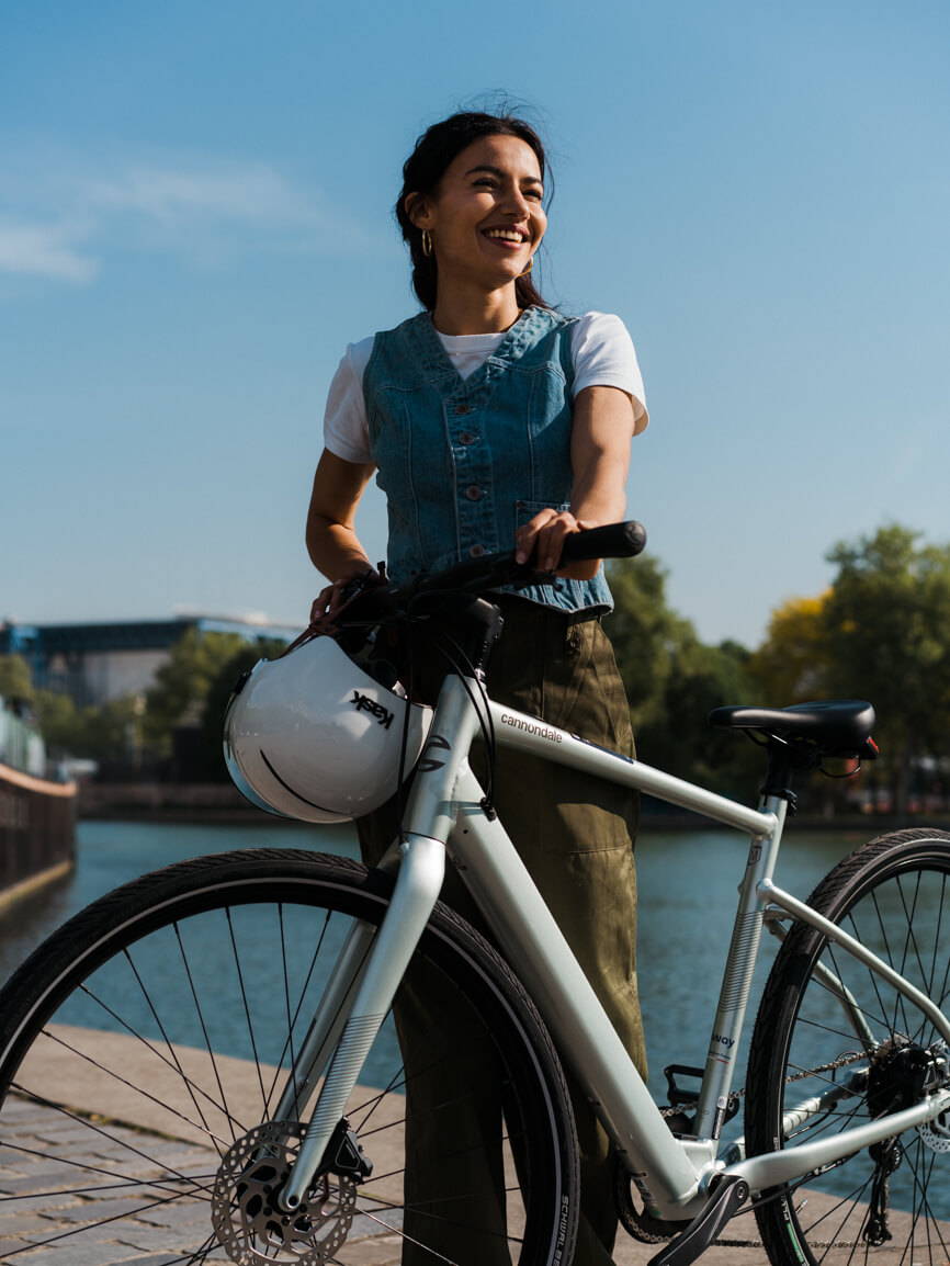 Vrouw bereidt zich voor op een fietstocht op elektrische fiets, geleid door een fiets-app.