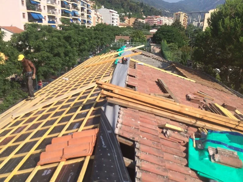 Réfection de la toiture de l’école de Menton en tuiles romanes — photo 9 sur 9 — CEG TOITURE