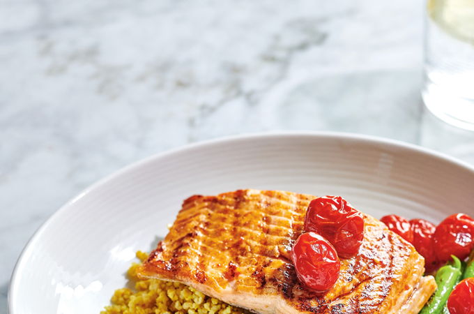 Truite grillée, boulgour au cari, asperges et tomates cerises