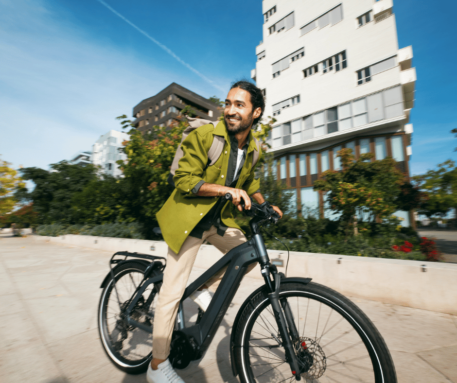 man op elektrische fiets