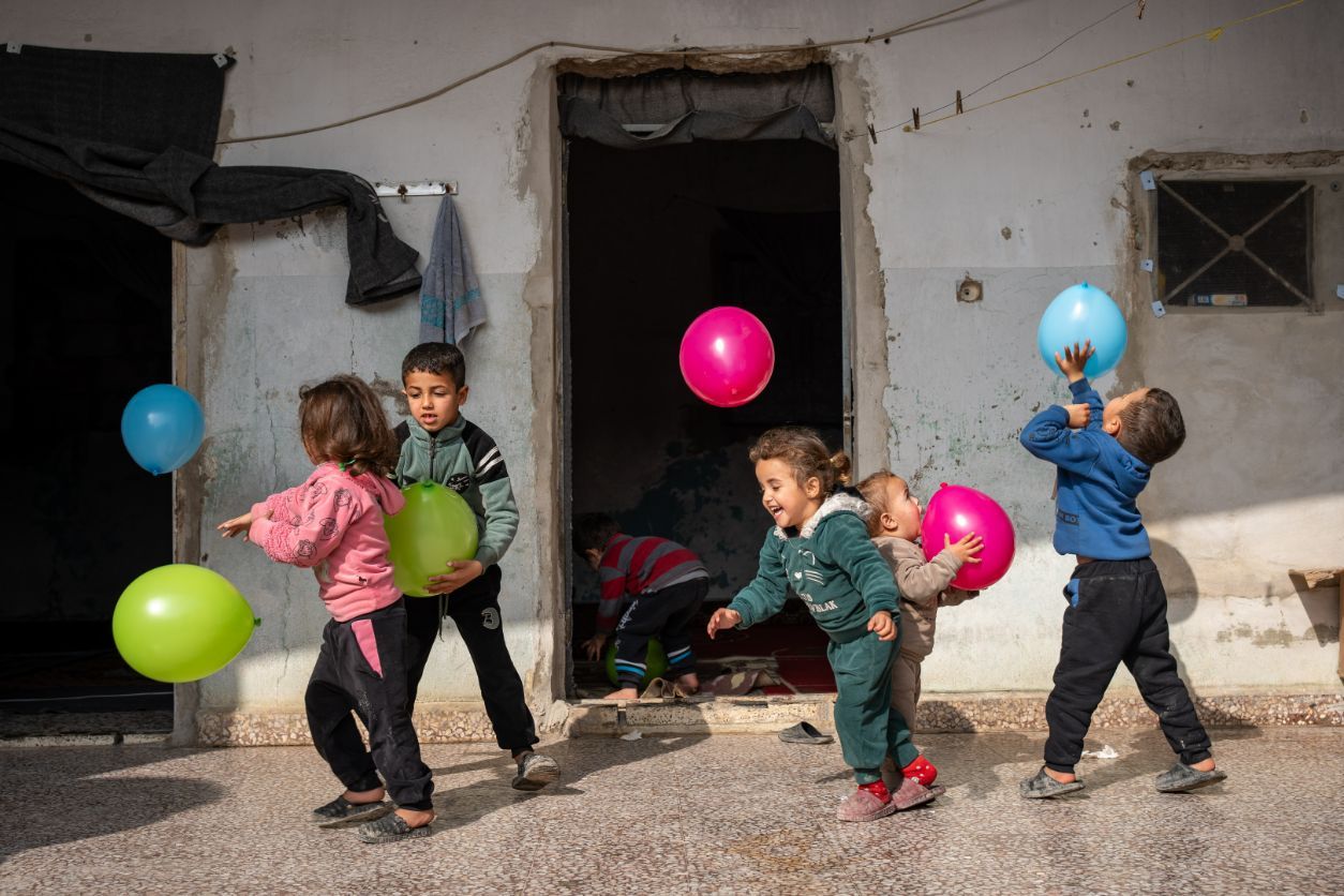 Barna i Farg-familien ble født i en flyktningleir i Idlib, Syria. Nå har de returnert til hjembyen Qalaat al-Madiq, hvor familien prøver å bygge opp livet sitt igjen.