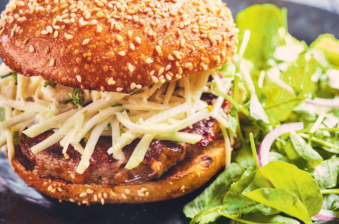 Burgers de bison au bacon et céleri rémoulade