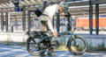 Gazelle Paris C7 elektrische stadsfiets met lage instap, afgebeeld in zijaanzicht op neutrale achtergrond, met Bosch middenmotor, gesloten kettingkast, verende voorvork en zadelpen, MIK-bagagedrager en spatborden – gericht op comfortabel dagelijks gebruik en woon-werkverkeer.