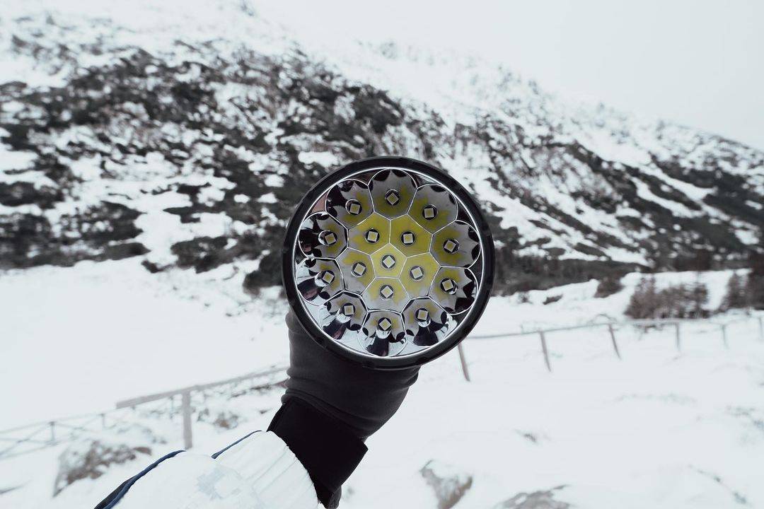 imalent sr16 flashlight in the snow