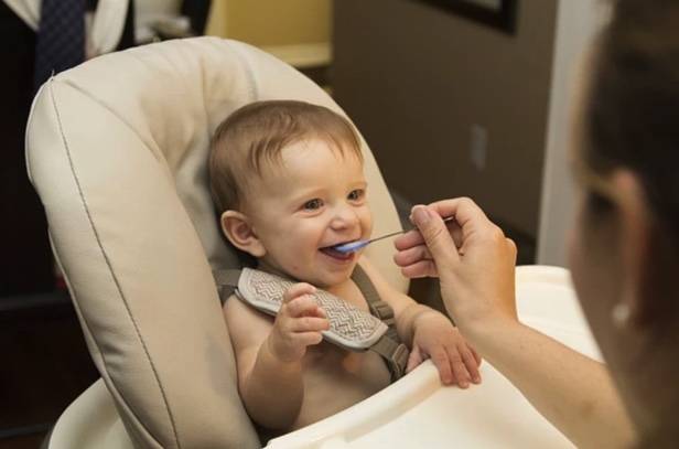 Baby eating solids | Healthy Horizons