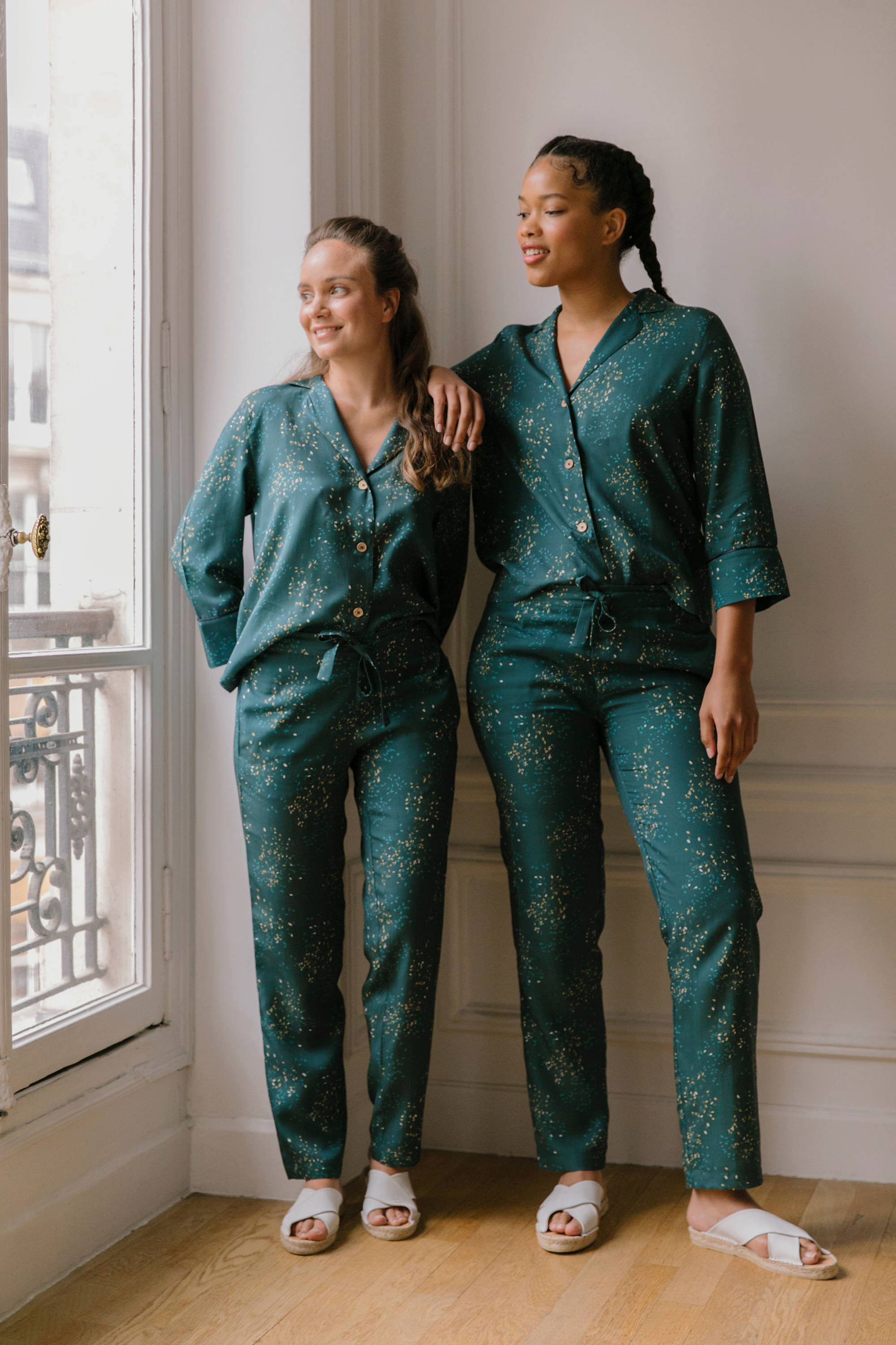 Nêge Paris - Pyjama Rue des Etoiles chemise pantalon vert profond habillé de lueurs orange et dorées