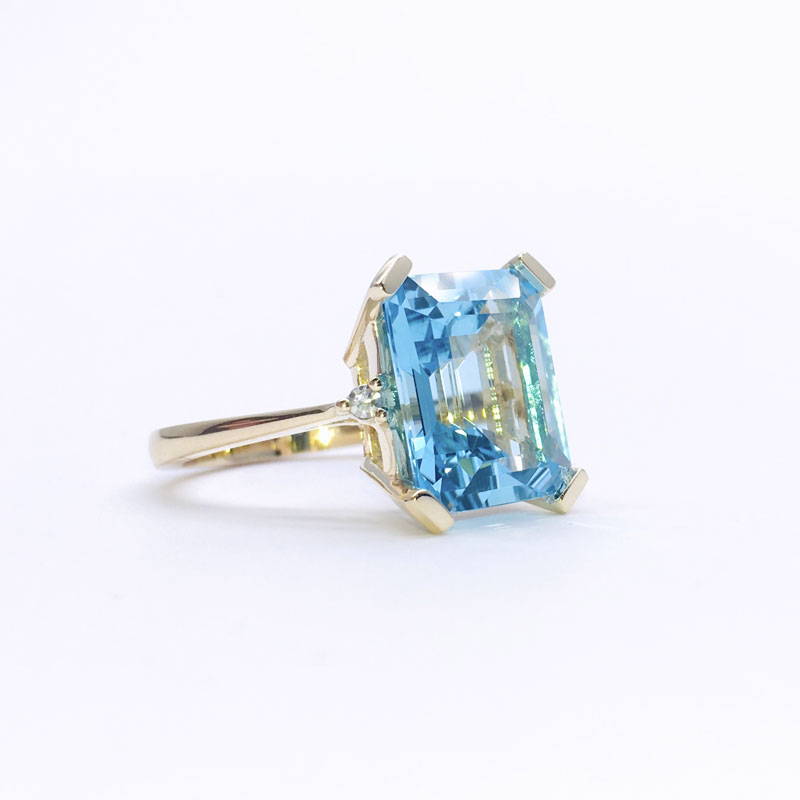 Bague en or jaune répliquant la bague de la princesse Diana avec une topaze bleue