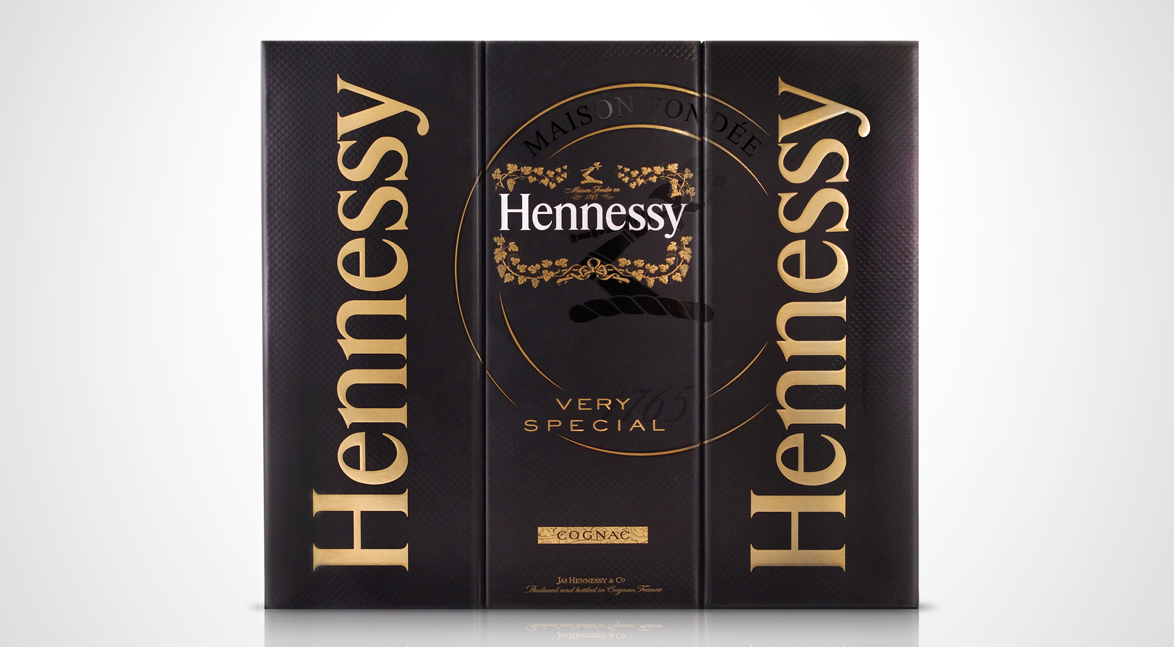 Limited special. Коньяк Hennessy very Special. Коньяк в упаковке. Коньяк Хеннесси этикетка. Этикетка Hennessy very.