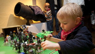 kindermuseum adlerturm kind spielt mit rittern
