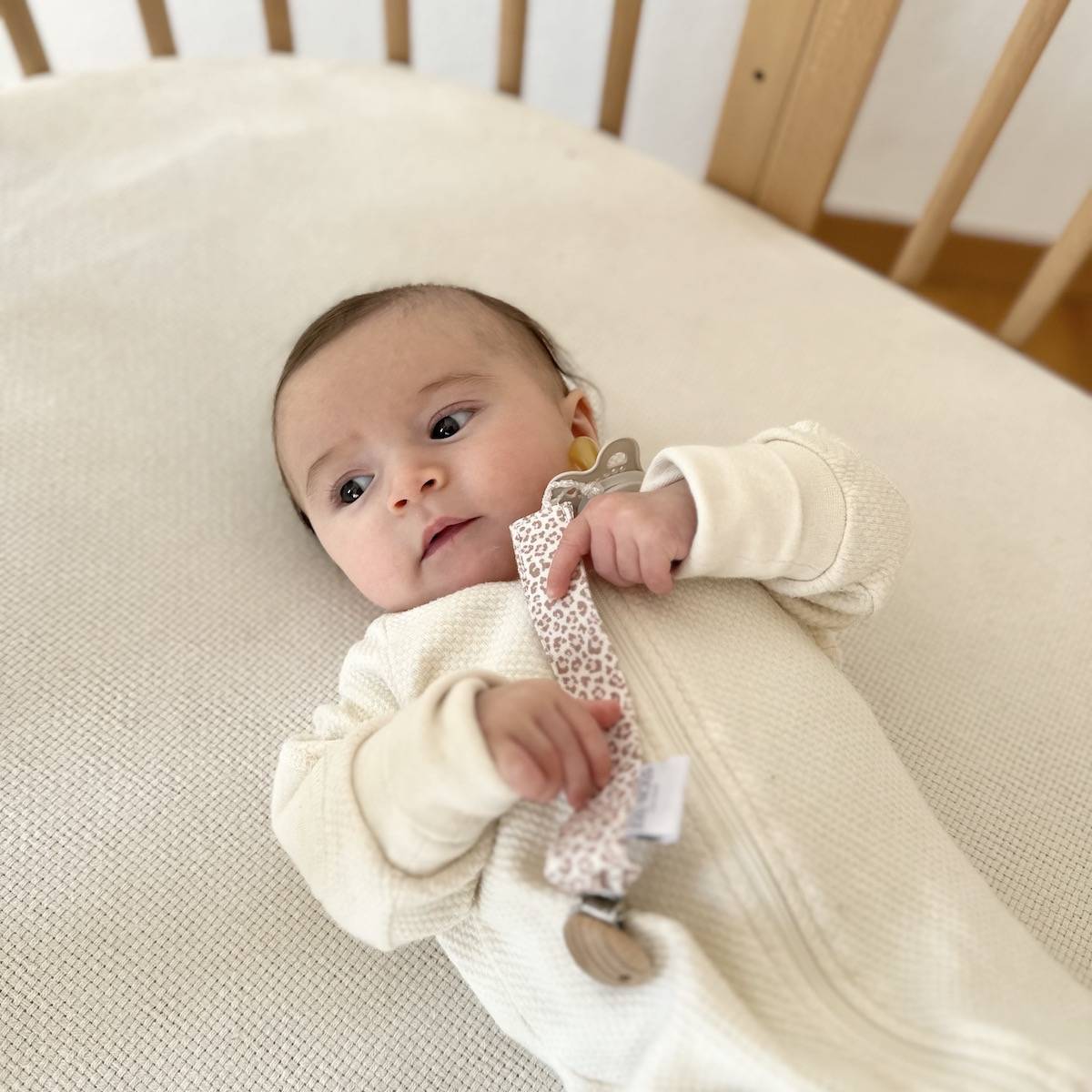 Attache-tétine élégant de la marque suisse 'Joli Nous', un accessoire premium pour bébé, alliant design raffiné et qualité premium léopard
