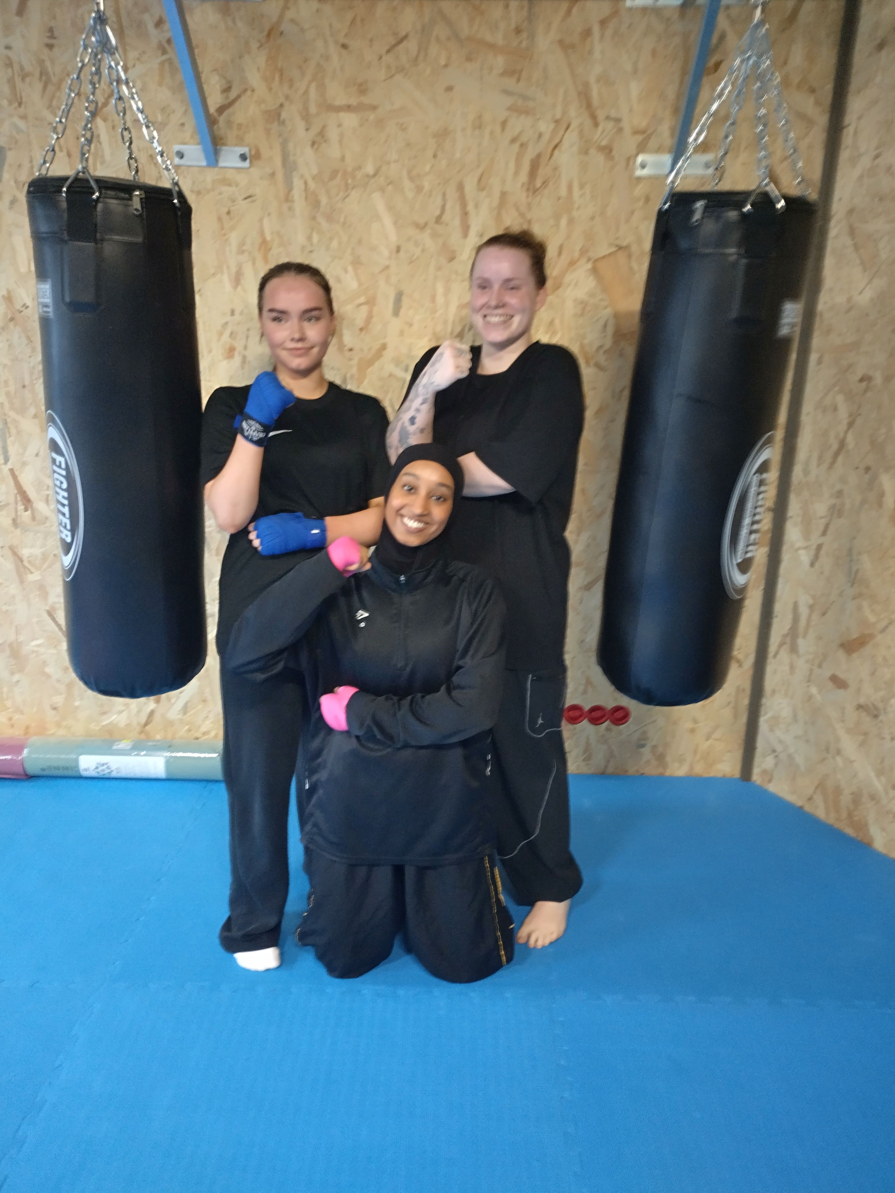 Vi gir god trening og mulighet for jenter i "alle alder" å komme til oss. Lær deg litt selvforsvar og ha en fantastisk gøy og lærerik trening, også med våre Fitness, Sirkel & Funksjonell trening.