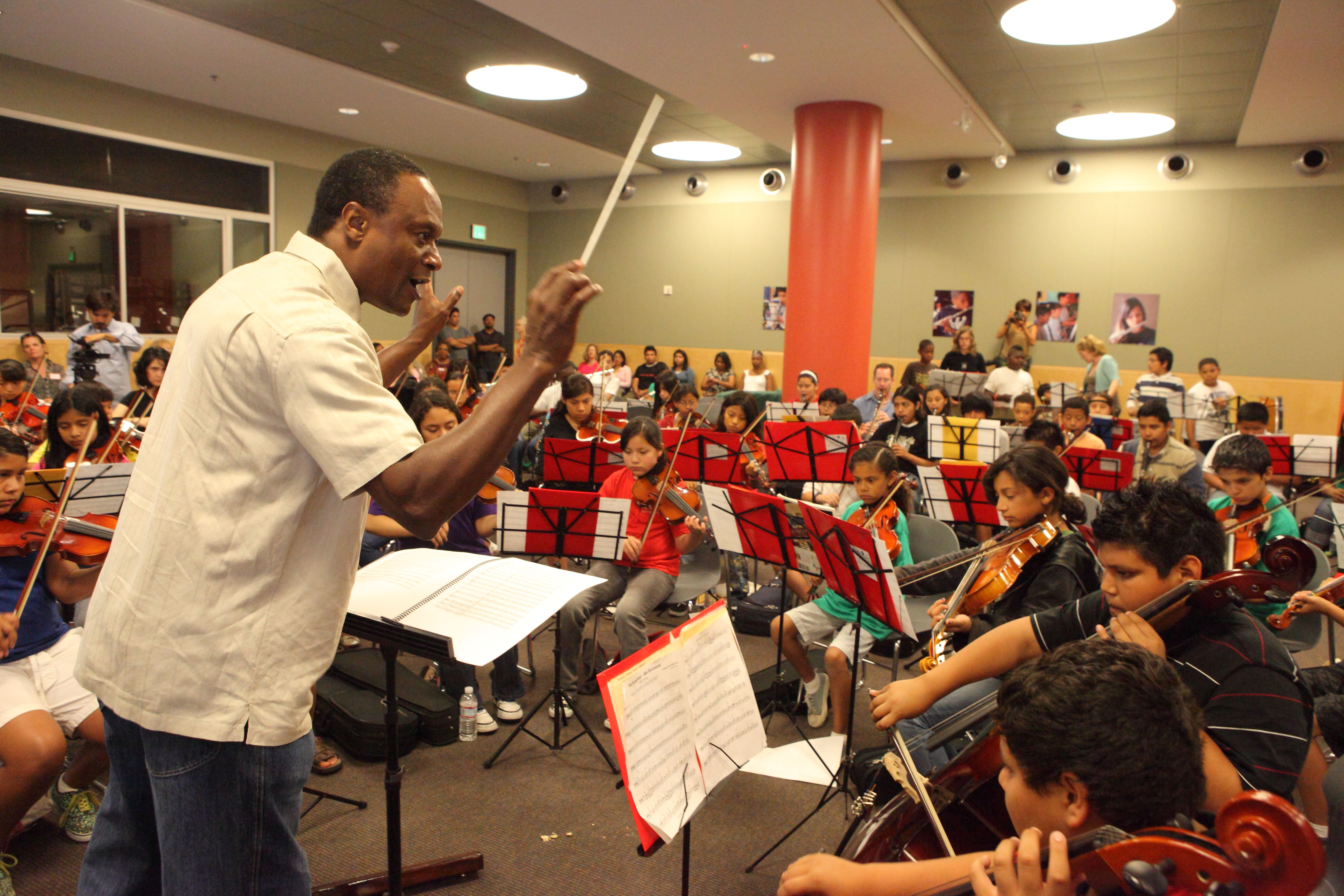 Thomas dirigiendo a los estudiantes de YOLA en el Expo Center