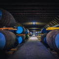 Fûts de whisky en bois entreposés dans un chai traditionnel Dunnage Warehouse de la distillerie Brora dans le nord-ouest des Highlands d'Ecosse