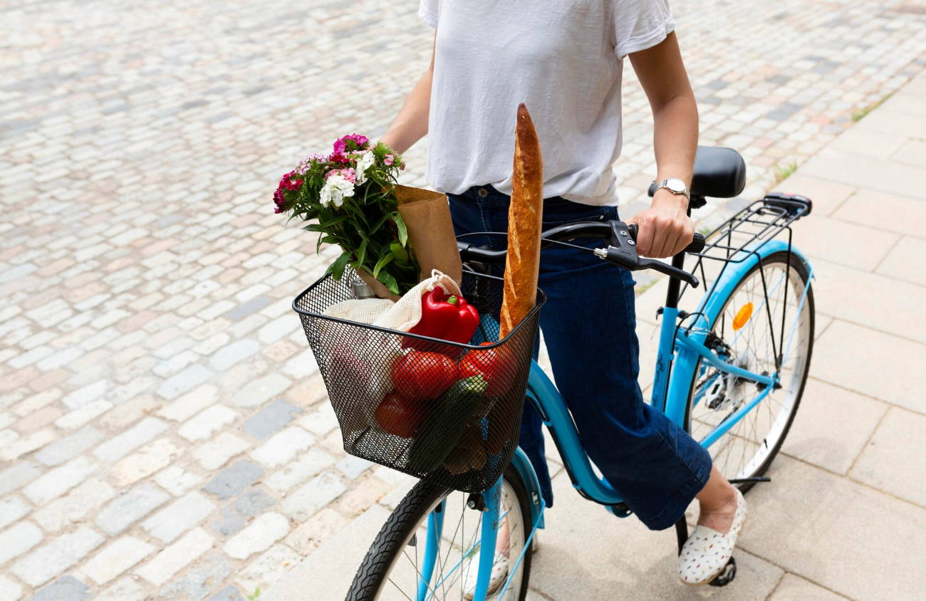 Une femme fait ses courses à vélo dans Paris