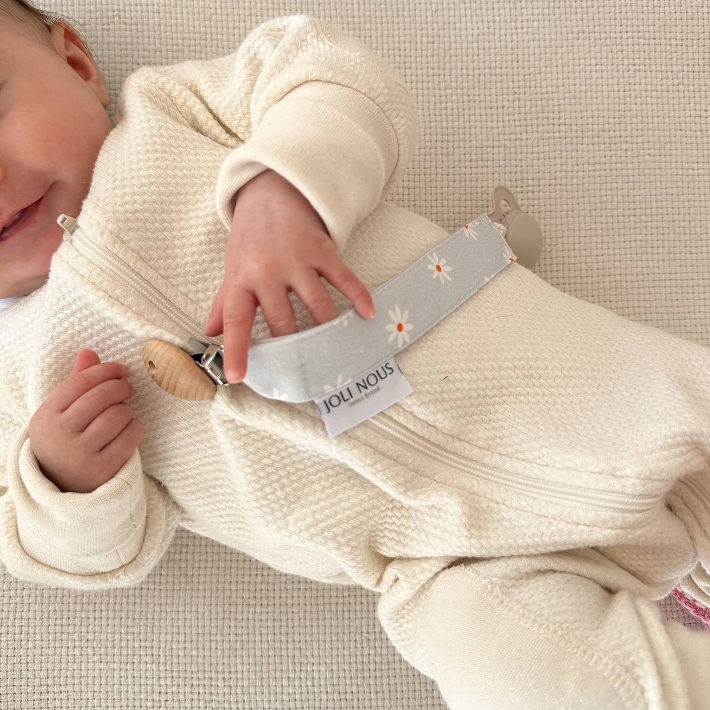 Attache-tétine fraises rouge blanc élégant de la marque suisse 'Joli Nous', un accessoire premium pour bébé, alliant design raffiné et qualité exceptionnelle