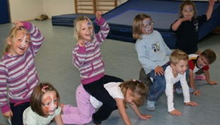 kinder reiten auf dem rücken