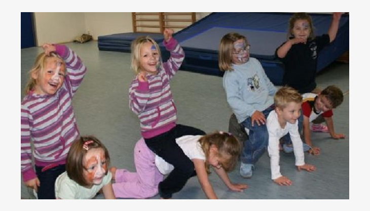 kinder reiten auf dem rücken