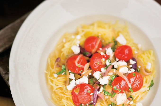Courge spaghetti aux oignons, aux tomates et aux olives
