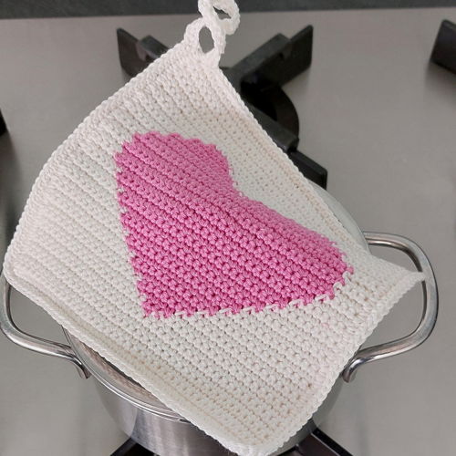 Oven mitt with heart pattern