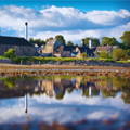Vue sur la distillerie Dalmore dans le nord-ouest des Highlands d'Ecosse