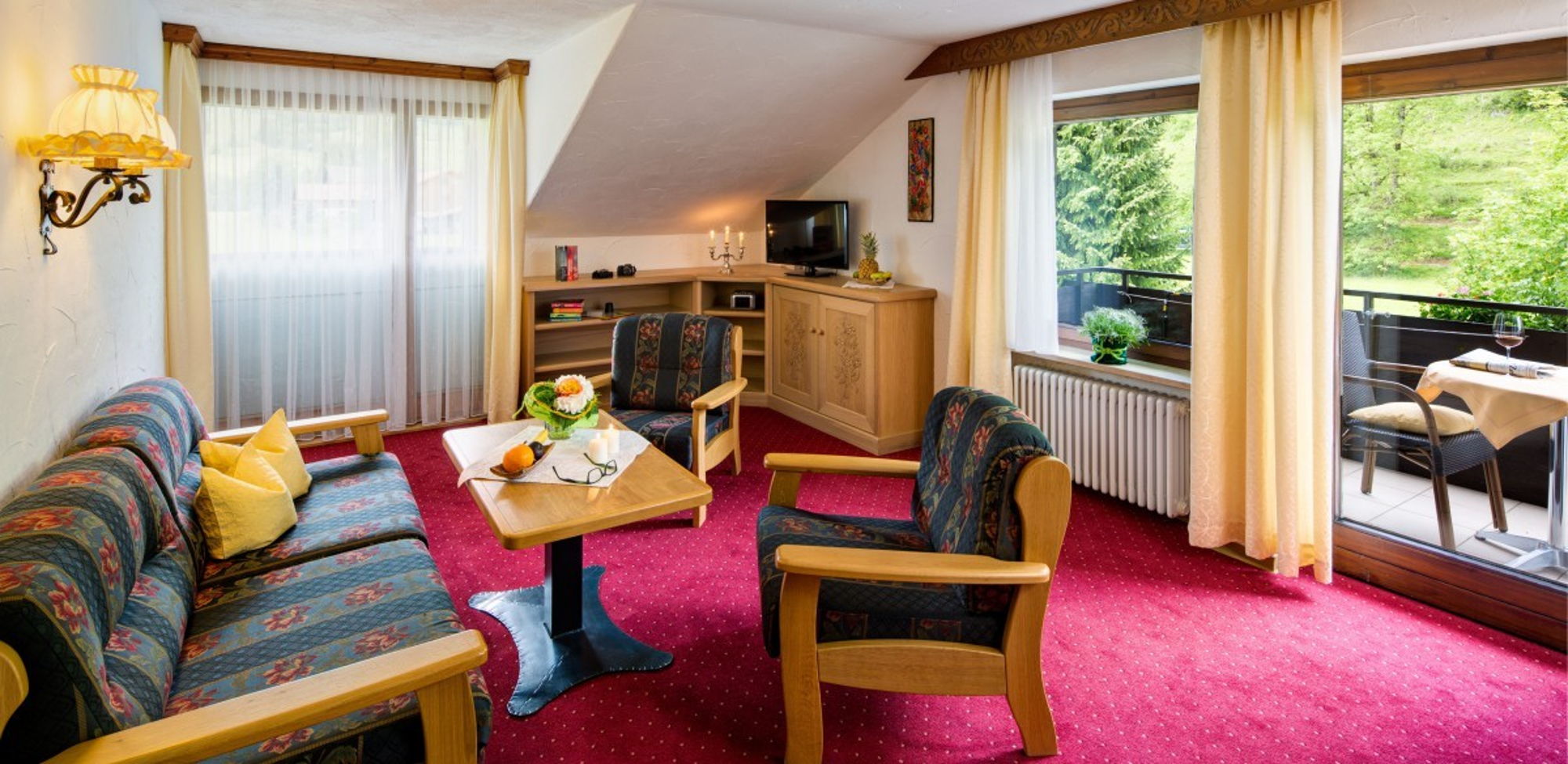 Wohnbereich der 80m² Ferienwohnung, ideal für Familien im Allgäu